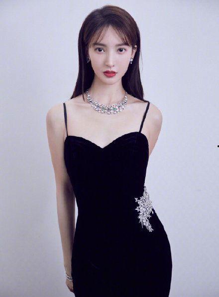 娱乐吃瓜酱金晨,娱乐圈的“变脸女神”，恋情传闻不断，时尚穿搭成焦点